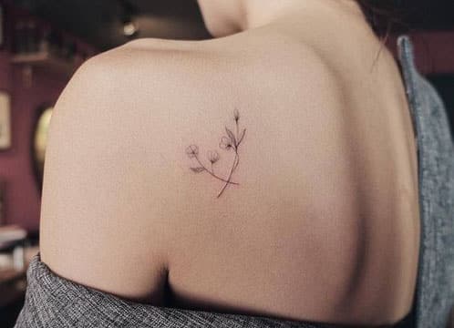 tatuajes de flores en el hombro delicado