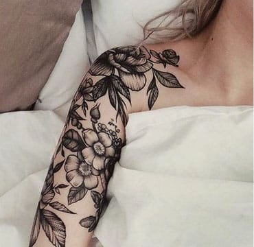 tatuajes de flores en el hombro grande