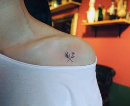 tatuajes de flores en el hombro pequeño