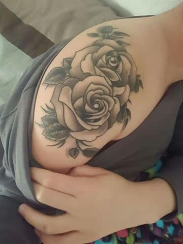 tatuajes de flores en el hombro rosas