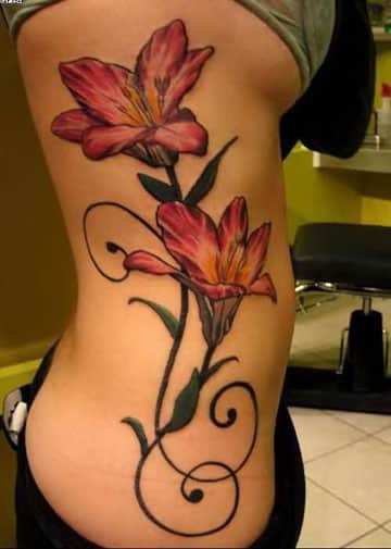 tatuajes de flores hawaianas costado