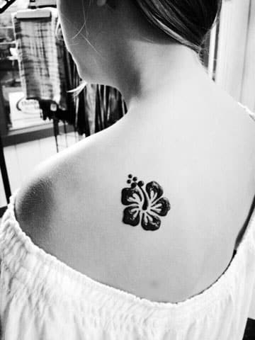 tatuajes de flores hawaianas hombro