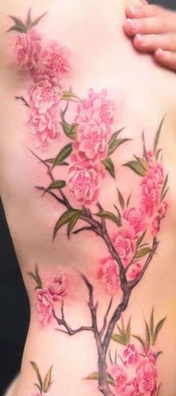 tatuajes de flores japonesas a un costado