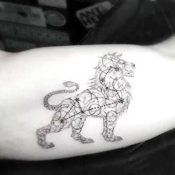 tatuajes de leones en el brazo geometrico