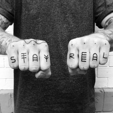 tatuajes de letras en los dedos frase