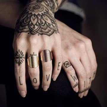 tatuajes de letras en los dedos palabras