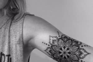 tatuajes de mandalas en el brazo mujer