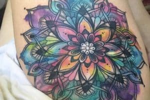 tatuajes de mandalas para mujeres a colores