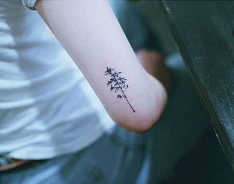 tatuajes de pinos en el brazo pequeño