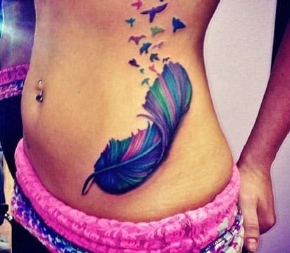 tatuajes de plumas con aves al costado