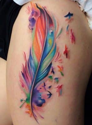 tatuajes de plumas con aves colores