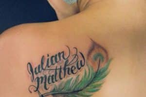 tatuajes de plumas con nombres para mujer