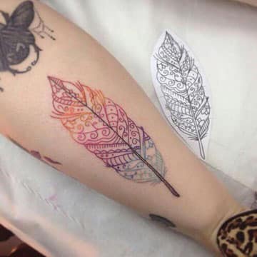 tatuajes de plumas de colores brazo