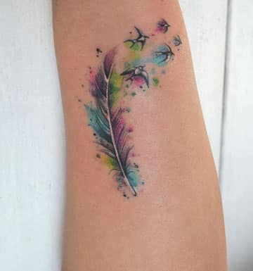 tatuajes de plumas de colores y aves