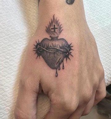 tatuajes del sagrado corazon en mano