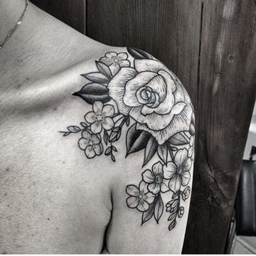 tatuajes en blanco y negro en el hombro