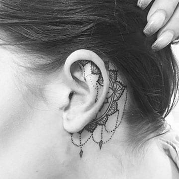 tatuajes en la oreja para mujeres diseño