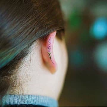 tatuajes en la oreja para mujeres lavanda