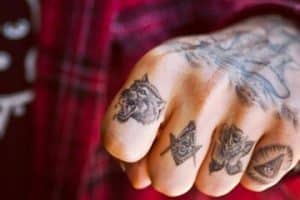 tatuajes en los dedos para hombres pequeño