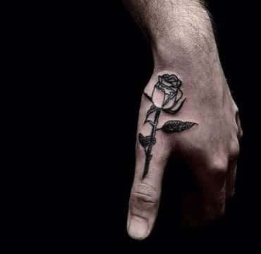 tatuajes en los dedos para hombres rosa