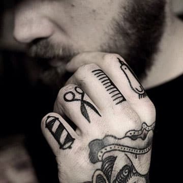 tatuajes en los dedos para hombres tijera