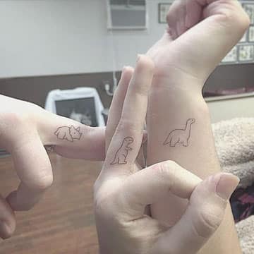 tatuajes para 3 hermanos dedo