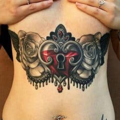Tatuajes para mujeres en los senos y femeninos en el costado