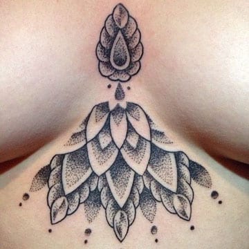tatuajes para mujeres en los senos diseño