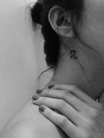 tatuajes pequeños de simbolos para mujer