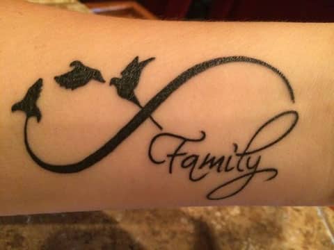 tatuajes que representen a la familia en el brazo