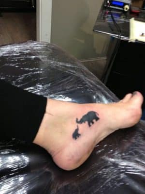 tatuajes que representen a la familia en el pie