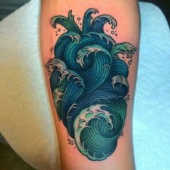 Tatuajes relacionados con el mar y olas del oceano