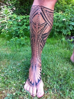 diseños de tatuajes maories piernas