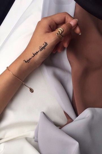letras arabes para tatuajes en mano