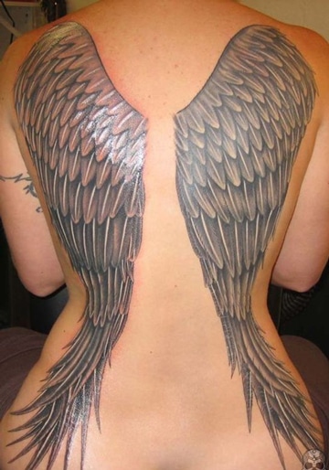 tattoos de alas en la espalda para mujer 