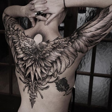 tattoos de alas en la espalda y brazos
