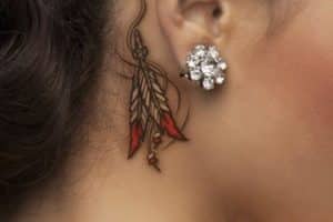 tatuajes atras de la oreja plumas