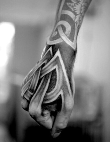 tatuajes celtas para hombres en mano