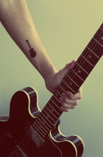 tatuajes chiquitos para hombres de guitarra