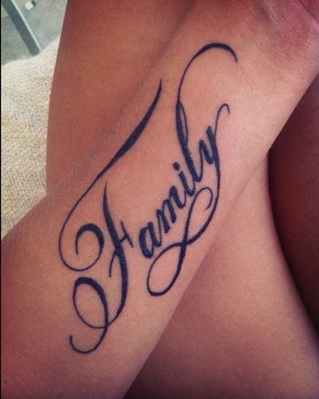 tatuajes con la palabra familia en brazo