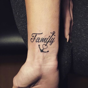 tatuajes con la palabra familia pequeño