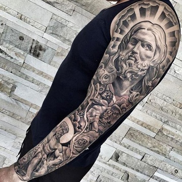 tatuajes cristianos para hombres brazo