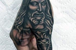tatuajes cristianos para hombres en mano