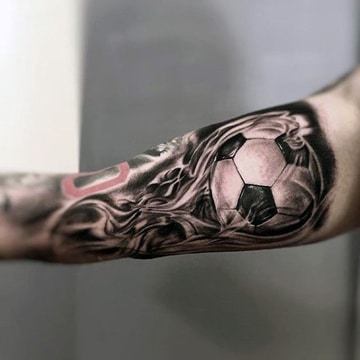 tatuajes de balones de futbol en brazo
