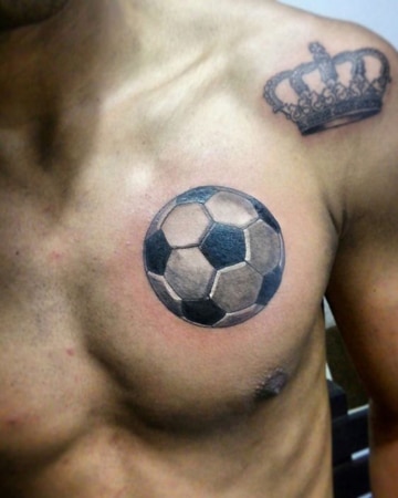 tatuajes de balones de futbol para hombres