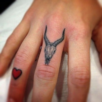 tatuajes de corazones en la mano pequeños