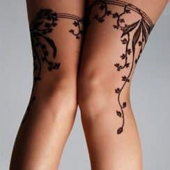 La finura de los tatuajes de enredaderas en la pierna