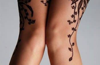 La finura de los tatuajes de enredaderas en la pierna