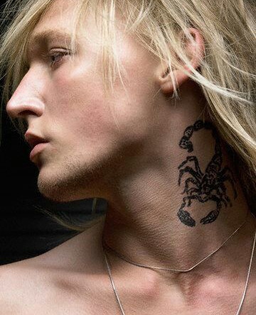 tatuajes de escorpiones para hombres cuello