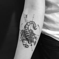 Multiples tatuajes de escorpiones para hombres